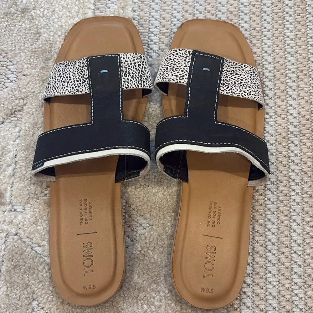 Toms Black and White Seacliff Open Toe Slide - Size 9.5 Women’s